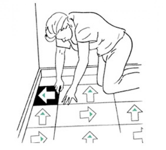 Dammsug alltid noggrant före läggning.
I mindre rum, upp till ca 10 m² behövs ingen tejp, då kan man löslägga plattorna enligt nedanstående beskrivningar, förutom tejpningen.
Använd dubbelhäftande mattejp.
Applicera tejpen med (skydspappen kvar) i mitten av varje mattplatta.
Tips: man kan flytta allt som står på golvet till en sida av rummet och börja läggningen för att sedan flytta tillbaka på de lagda mattplattorna.